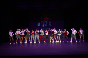 Clase de baile Commercial Dance con coreografía moderna en Cunit