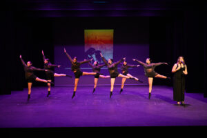 Grupo de jóvenes bailando Modern Jazz en el festival de danza Le Studio Cunit