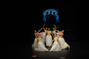 Alumnas practicando postura y técnica de ballet clásico en la barra en Le Studio Cunit