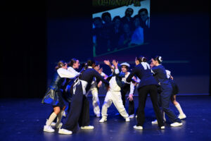 Equipo de competición de Hip Hop entrenando coreografía grupal en Le Studio Cunit