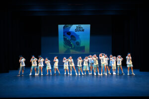 Niños aprendiendo pasos de baile urbano en la clase de Hip Hop Kids en Cunit
